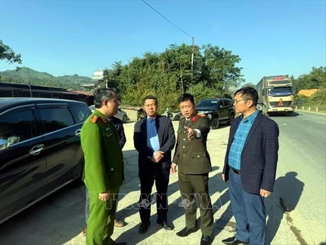 Lãnh đạo Công an tỉnh Lạng Sơn trực tiếp chỉ đạo công tác điều tra làm rõ nguyên nhân vụ tai nạn tại hiện trường. Ảnh: TTXVN phát