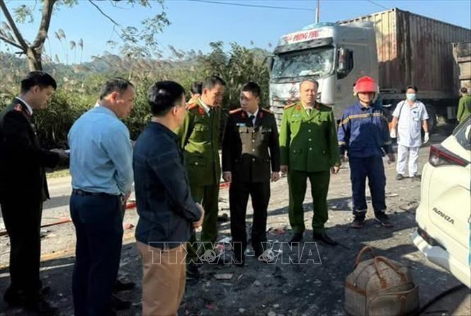 Lãnh đạo Công an tỉnh Lạng Sơn trực tiếp chỉ đạo công tác điều tra làm rõ nguyên nhân vụ tai nạn tại hiện trường. Ảnh: TTXVN phát
