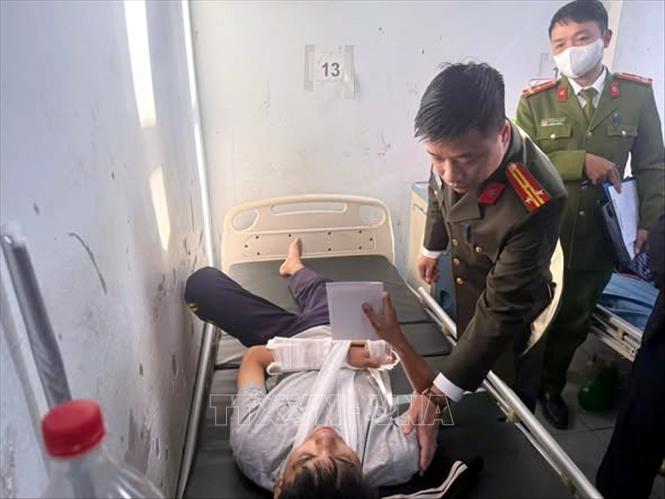 Lãnh đạo Công an tỉnh Lạng Sơn thăm hỏi trường hợp bị thương trong vụ tai nạn giao thông vào ngày 26/11 đang điều trị tại Trung tâm Y tế khu vực Chi Lăng, tỉnh Lạng Sơn. Ảnh: TTXVN phát