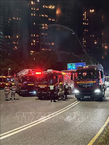 Cơ quan chức năng sở tại vẫn đang khẩn trương khống chế vụ cháy. Ảnh: Xuân Vịnh/PV TTXVN  tại Hong Kong
