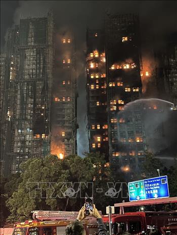 Trong ảnh: Tòa nhà vẫn đang cháy. Ảnh: Xuân Vịnh/PV TTXVN  tại Hong Kong