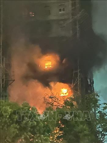 Một căn hộ vẫn đang bị cháy. Ảnh: Xuân Vịnh/PV TTXVN  tại Hong Kong