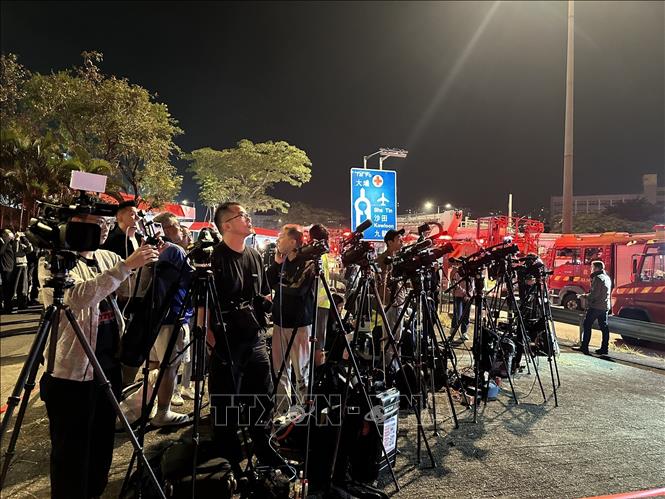 Trong ảnh: Các phóng viên tác nghiệp tại vụ hỏa hoạn. Ảnh: Xuân Vịnh/PV TTXVN  tại Hong Kong