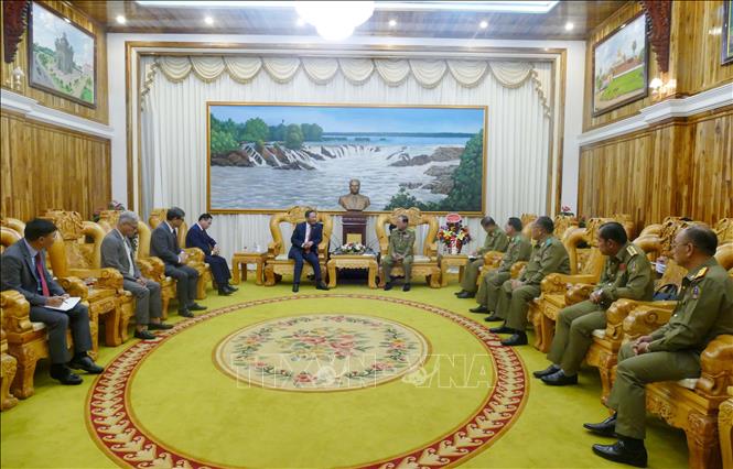 Thượng tướng Khamking Phuilamanyvong, Thứ trưởng Bộ Công an Lào, tiếp Đoàn Đại sứ quán Việt Nam tại Lào đến chúc mừng. Ảnh: Xuân Tú - PV TTXVN tại Lào