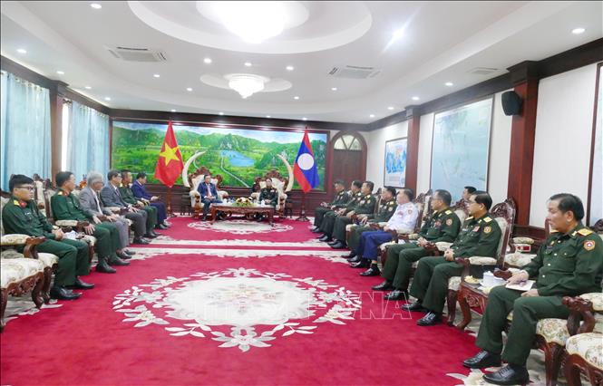 Thượng tướng Vongsone Inpanphim, Thứ trưởng Bộ Quốc phòng, Chủ nhiệm Tổng cục Chính trị Quân đội Nhân dân Lào, tiếp Đoàn Đại sứ quán Việt Nam tại Lào đến chúc mừng. Ảnh: Xuân Tú - PV TTXVN tại Lào