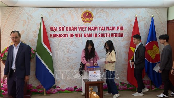 Các cháu thanh niên Việt Nam tại Nam Phi cũng góp phần ủng hộ đồng bào trong nước đang gánh chịu hậu quả nặng nề của các đợt mưa bão, lũ lụt liên tiếp vừa qua. Ảnh: Hồng Minh - p/v TTXVN tại Pretoria, Nam Phi