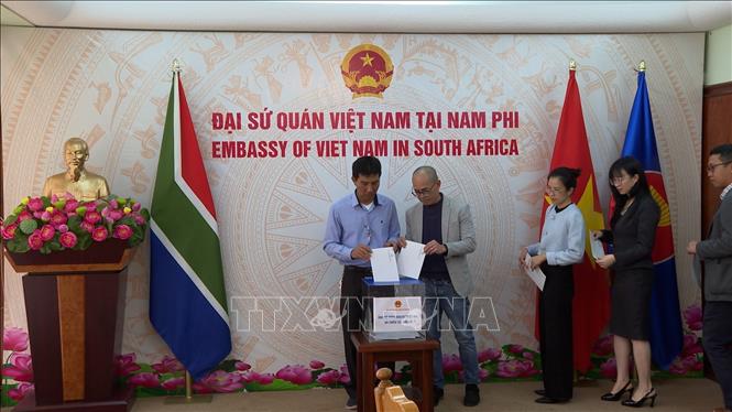 Mỗi cán bộ, nhân viên Đại sứ quán và các cơ quan bên cạnh như Văn phòng Tùy viên Quốc phòng, Văn phòng Cơ quan Thương vụ Việt Nam tại Nam Phi và Cơ quan thường trú Thông tấn xã Việt Nam tại Nam Phi đều tự nguyện đóng góp ít nhất một ngày lương. Ảnh: Hồng Minh - p/v TTXVN tại Pretoria, Nam Phi