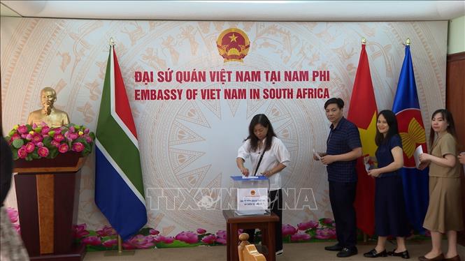 Mỗi cán bộ, nhân viên Đại sứ quán và các cơ quan bên cạnh như Văn phòng Tùy viên Quốc phòng, Văn phòng Cơ quan Thương vụ Việt Nam tại Nam Phi và Cơ quan thường trú Thông tấn xã Việt Nam tại Nam Phi đều tự nguyện đóng góp ít nhất một ngày lương. Ảnh: Hồng Minh - p/v TTXVN tại Pretoria, Nam Phi