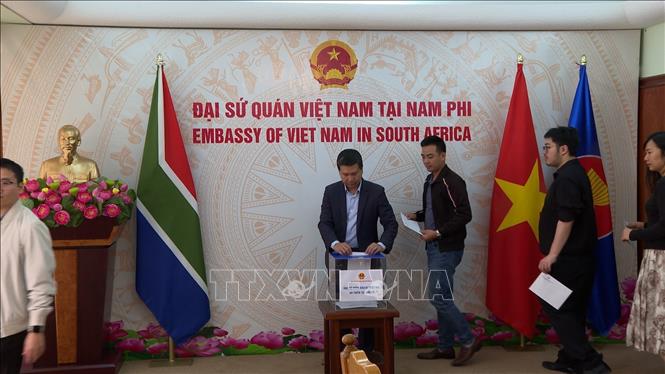 Mỗi cán bộ, nhân viên Đại sứ quán và các cơ quan bên cạnh như Văn phòng Tùy viên Quốc phòng, Văn phòng Cơ quan Thương vụ Việt Nam tại Nam Phi và Cơ quan thường trú Thông tấn xã Việt Nam tại Nam Phi đều tự nguyện đóng góp ít nhất một ngày lương. Ảnh: Hồng Minh - p/v TTXVN tại Pretoria, Nam Phi