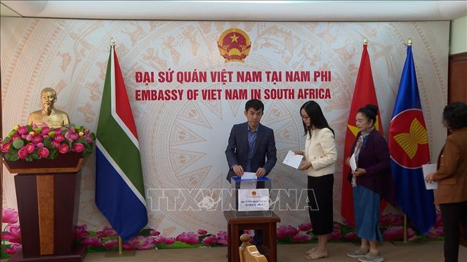 Mỗi cán bộ, nhân viên Đại sứ quán và các cơ quan bên cạnh như Văn phòng Tùy viên Quốc phòng, Văn phòng Cơ quan Thương vụ Việt Nam tại Nam Phi và Cơ quan thường trú Thông tấn xã Việt Nam tại Nam Phi đều tự nguyện đóng góp ít nhất một ngày lương. Ảnh: Hồng Minh - p/v TTXVN tại Pretoria, Nam Phi
