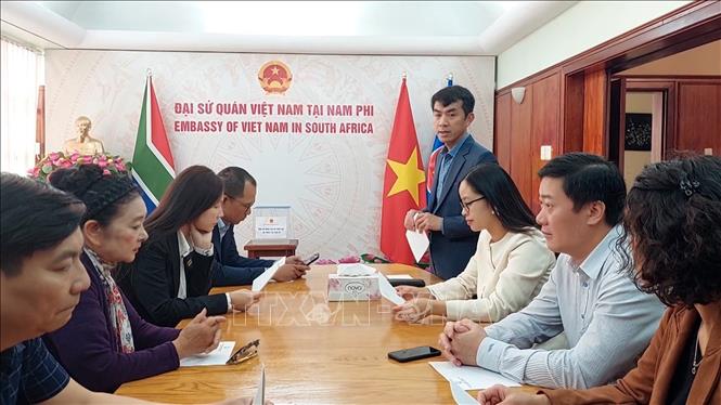 Đại sứ Việt Nam tại Nam Phi Hoàng Sỹ Cường phát động quyên góp ủng hộ đồng bào trong nước đang gánh chịu hậu quả nặng nề của các đợt mưa bão, lũ lụt liên tiếp vừa qua. Ảnh: Hồng Minh - p/v TTXVN tại Pretoria, Nam Phi