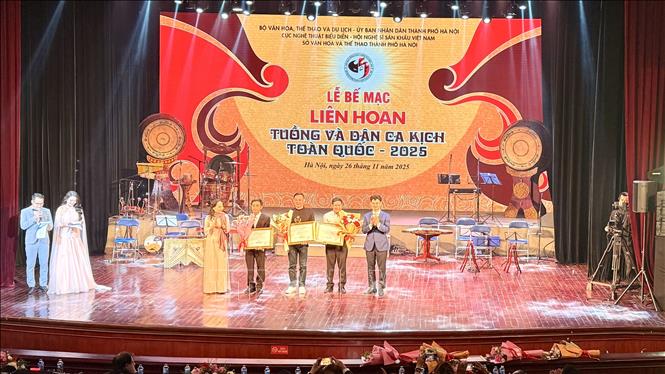 Ban tổ chức trao 3 Huy chương Bạc cho 3 vở diễn tại Liên hoan. Ảnh: Ngọc Bích – TTXVVN