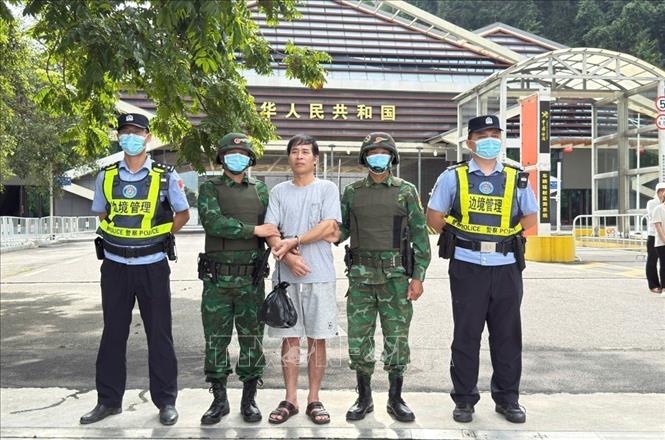 Đối tượng Quảng Trung Tuấn bị bắt giữ ngay sau khi được trao trả về Việt Nam. Ảnh: TTXVN phát