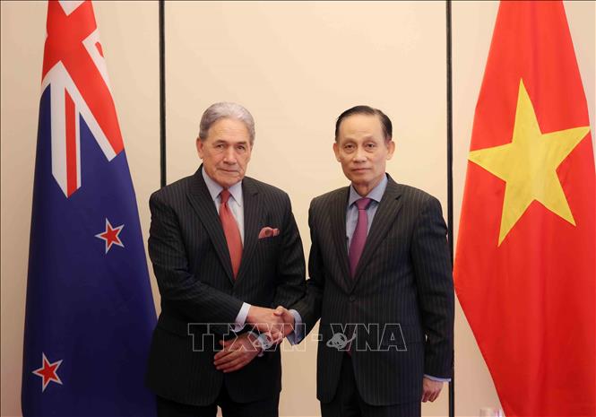 FM Le Hoai Trung and his New Zealand counterpart Winston Peters. VNA Photo: An Đăng 