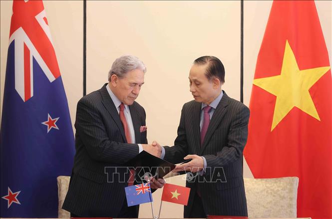 New Zealand FM Winston Peters presents a diplomatic note announcing a 3 million NZD (1.7 million USD) aid package from the New Zealand Government to help Vietnam overcome the consequences of recent storms and floods. VNA Photo: An Đăng