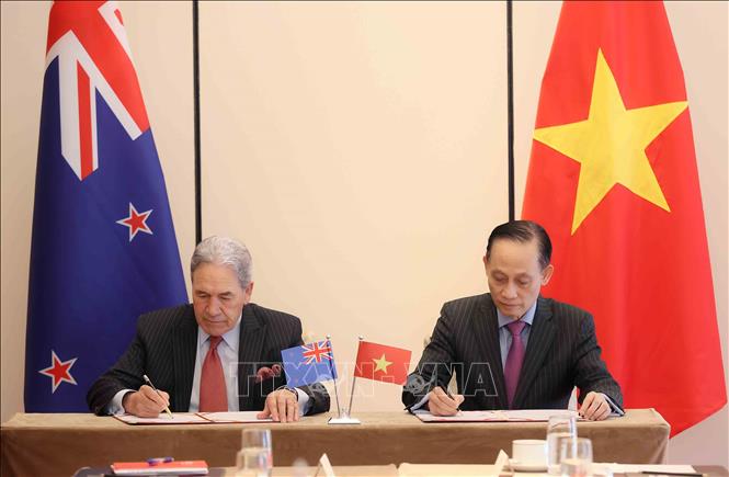 FM Le Hoai Trung and his New Zealand counterpart Winston Peters sign the Action Plan. VNA Photo: An Đăng 