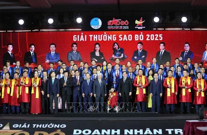Các đại biểu và Doanh nhân được Giải thưởng Sao đỏ năm 2025. Ảnh: Minh Đức – TTXVN