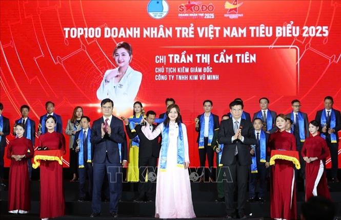 Bí thư thứ Nhất Trung ương Đoàn Bùi Quang Huy trao Giải TOP 30 Doanh nhân trẻ Việt Nam tiêu biểu 2025. Ảnh: Minh Đức – TTXVN