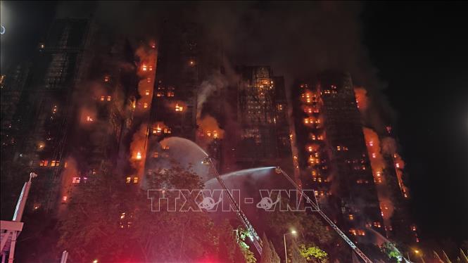 Lính cứu hoả nỗ lực dập lửa tại hiện trường vụ hoả hoạn toà chung cư ở quận Tai Po, Hong Kong (Trung Quốc) ngày 26/11/2025. Ảnh: THX/TTXVN