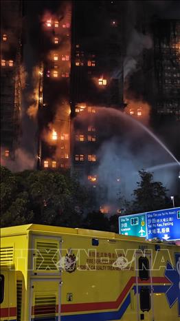 Lính cứu hoả nỗ lực dập lửa tại hiện trường vụ hoả hoạn toà chung cư ở quận Tai Po, Hong Kong (Trung Quốc) ngày 26/11/2025. Ảnh: THX/TTXVN
