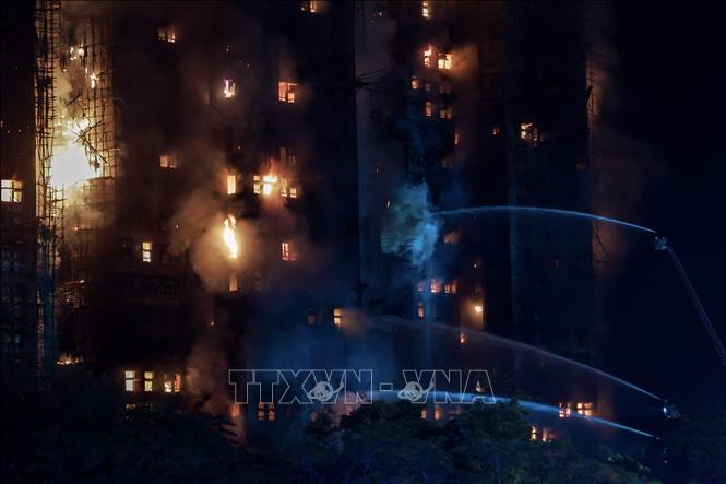 Hiện trường vụ cháy chung cư ở Hong Kong, Trung Quốc, ngày 26/11/2025. Ảnh: THX/TTXVN