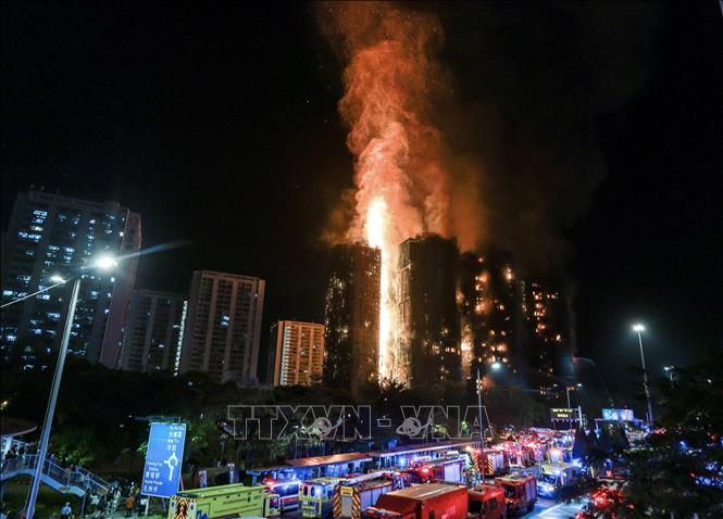 Hiện trường vụ cháy chung cư ở Hong Kong, Trung Quốc, ngày 26/11/2025. Ảnh: THX/TTXVN