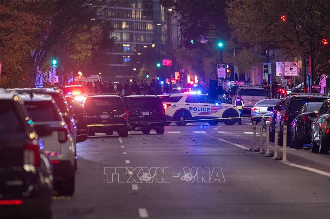 Hiện trường vụ nổ súng gần Nhà Trắng, Washington, D.C., Mỹ, ngày 26/11/2025. Ảnh: THX/TTXVN