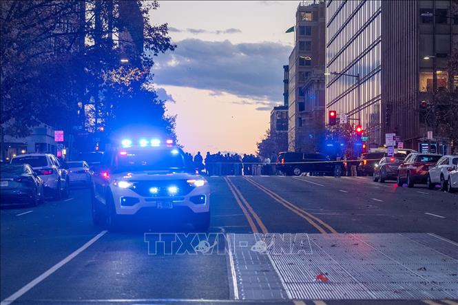 Cảnh sát phong tỏa hiện trường vụ nổ súng gần Nhà Trắng, Washington, D.C., Mỹ, ngày 26/11/2025. Ảnh: THX/TTXVN