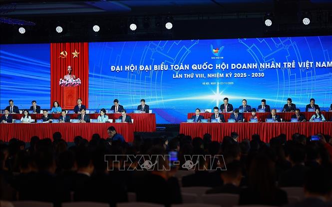 Thủ tướng Phạm Minh Chính và Đoàn Chủ tịch điều hành Đại hội đại biểu toàn quốc Hội Doanh nhân trẻ Việt Nam lần thứ VIII. Ảnh: Dương Giang-TTXVN 
