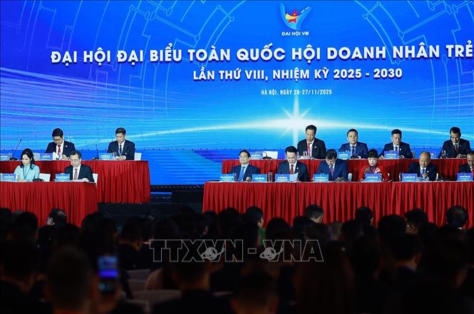 Thủ tướng Phạm Minh Chính và Đoàn Chủ tịch điều hành Đại hội đại biểu toàn quốc Hội Doanh nhân trẻ Việt Nam lần thứ VIII. Ảnh: Dương Giang-TTXVN 
