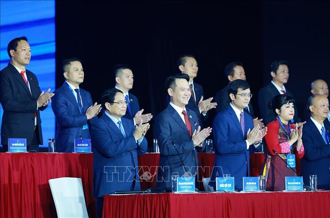 Thủ tướng Phạm Minh Chính và Đoàn Chủ tịch điều hành Đại hội đại biểu toàn quốc Hội Doanh nhân trẻ Việt Nam lần thứ VIII. Ảnh: Dương Giang-TTXVN 
