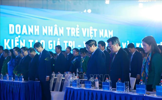Thủ tướng Phạm Minh Chính các đại biểu tham dự Đại hội đại biểu toàn quốc Hội Doanh nhân trẻ Việt Nam tưởng niệm đồng bào thiệt mạng do bão lũ. Ảnh: Dương Giang-TTXVN 
