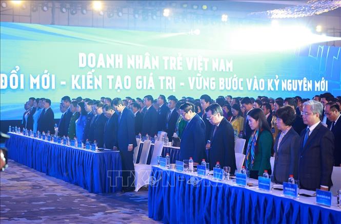 Thủ tướng Phạm Minh Chính các đại biểu tham dự Đại hội đại biểu toàn quốc Hội Doanh nhân trẻ Việt Nam tưởng niệm đồng bào thiệt mạng do bão lũ. Ảnh: Dương Giang-TTXVN 
