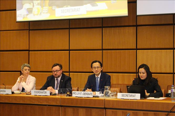 Đại sứ Đỗ Hùng Việt (thứ 2, từ phải sang), Trưởng Phái đoàn Thường trực Việt Nam tại Liên Hợp Quốc ở New York, cùng các thành viên đoàn công tác tại Hội nghị. Ảnh: TTXVN phát