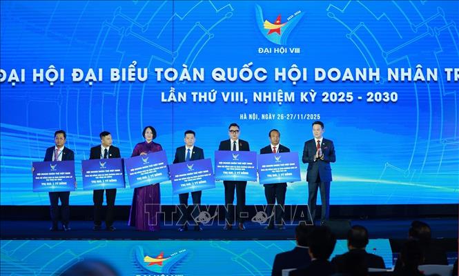 Ông Đặng Hồng Anh, Chủ tịch Hội Doanh nhân trẻ Việt Nam đại diện trao biểu trưng ủng hộ đồng bào bị ảnh hưởng bão lũ cho Hội Doanh nhân trẻ các tỉnh Gia Lai, Đắk Lắk, Khánh Hoà, Đà Nẵng, Hà Tĩnh, Cao Bằng. Ảnh: Dương Giang-TTXVN 
