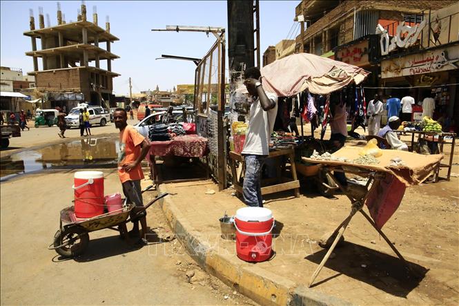 Người dân tại thành phố Omdurman, Sudan. Ảnh: THX/TTXVN