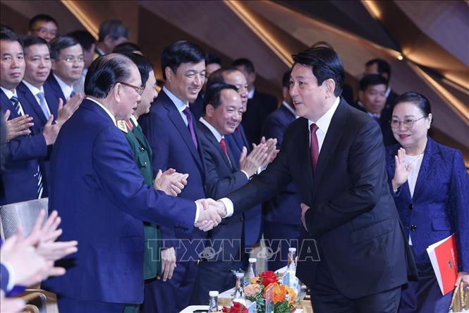 Chủ tịch nước Lương Cường với các đại biểu dự Lễ kỷ niệm 50 năm Quốc khánh nước Cộng hòa Dân chủ Nhân dân Lào (2/12/1975-2/12/2025). Ảnh: Lâm Khánh – TTXVN