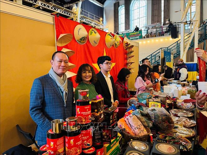 Đại sứ Phạm Trường Giang tại gian hàng của Việt Nam tham gia Hội chợ. Ảnh: TTXVN phát