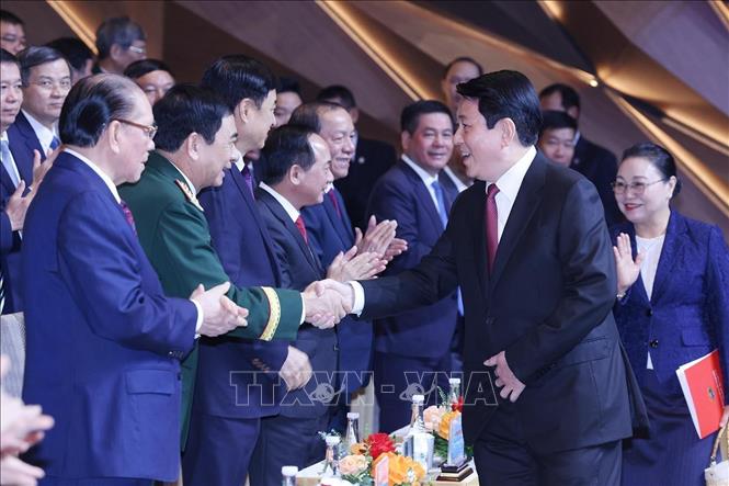 Chủ tịch nước Lương Cường với các đại biểu dự Lễ kỷ niệm 50 năm Quốc khánh nước Cộng hòa Dân chủ Nhân dân Lào (2/12/1975-2/12/2025). Ảnh: Lâm Khánh – TTXVN