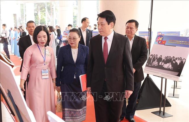 Chủ tịch nước Lương Cường tham quan trưng bày ảnh về quan hệ hữu nghị đặc biệt Việt Nam - Lào. Ảnh: Lâm Khánh - TTXVN