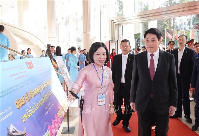 Chủ tịch nước Lương Cường tham quan trưng bày ảnh về quan hệ hữu nghị đặc biệt Việt Nam - Lào. Ảnh: Lâm Khánh - TTXVN