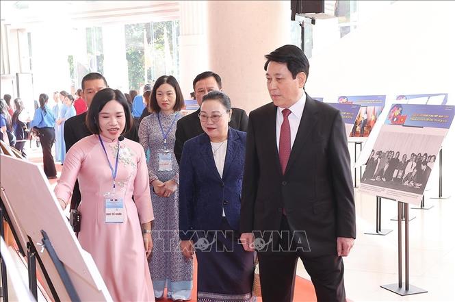 Chủ tịch nước Lương Cường tham quan trưng bày ảnh về quan hệ hữu nghị đặc biệt Việt Nam - Lào. Ảnh: Lâm Khánh - TTXVN