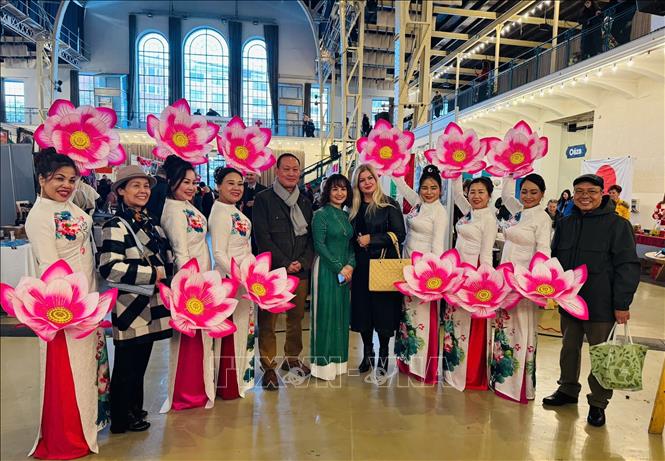 Bà con Việt Kiều cùng Đại sứ Phạm Trường Giang và phu nhân tại Hội chợ. Ảnh: TTXVN phát