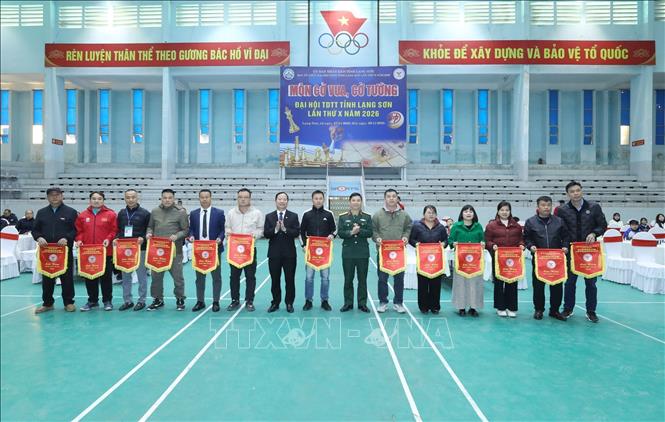 Các đoàn nhận cờ lưu niệm tại lễ khai mạc Giải Cờ vua, Cờ tướng – Đại hội Thể dục Thể thao tỉnh Lạng Sơn lần thứ 10, năm 2026. Ảnh: Anh Tuấn – TTXVN