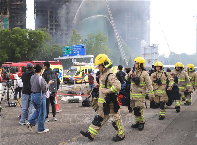 Các nhân viên cứu hộ tại hiện trường vụ cháy. Ảnh: Xuân Vịnh - PV TTXVN tại Hong Kong (Trung Quốc) 