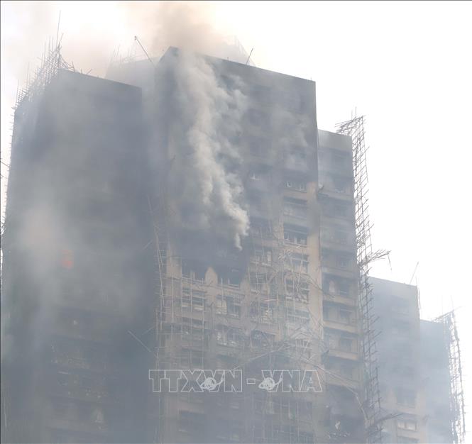 Khói bốc lên từ một tòa nhà trong vụ hỏa hoạn. Ảnh: Xuân Vịnh - PV TTXVN tại Hong Kong (Trung Quốc) 