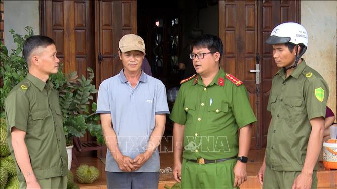 Lực lượng Công an xã Mang Yang, tỉnh Gia Lai và Tổ ANTT cơ sở tuyên truyền phòng ngừa tội phạm đến tận các hộ dân. Ảnh: Hoài Nam – TTXVN