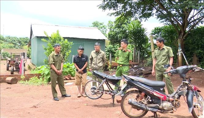 Lực lượng Công an xã Mang Yang, tỉnh Gia Lai và Tổ ANTT cơ sở tuyên truyền phòng ngừa tội phạm đến tận các hộ dân. Ảnh: Hoài Nam – TTXVN
