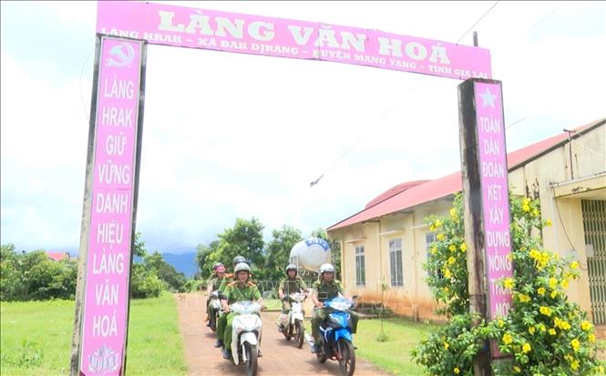 Lực lượng Công an xã Mang Yang, tỉnh Gia Lai và Tổ ANTT cơ sở thường xuyên tuần tra trên các tuyến đường, ngõ xóm đảm bảo an ninh trật tự thôn, làng. Ảnh: Hoài Nam – TTXVN