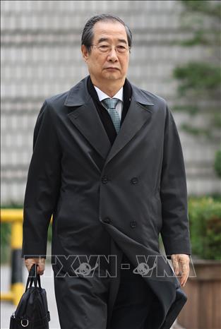 (Tư liệu) Cựu Thủ tướng Hàn Quốc Han Duck Soo tới Tòa án Quận Trung tâm Seoul ngày 17/11/2025. Ảnh: Yonhap/TTXVN
